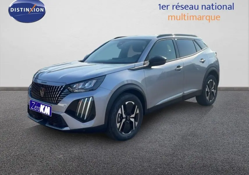 Peugeot 2008 gris en 3/4 avant droit, avec jantes aluminium et feux diurnes LED distinctifs.