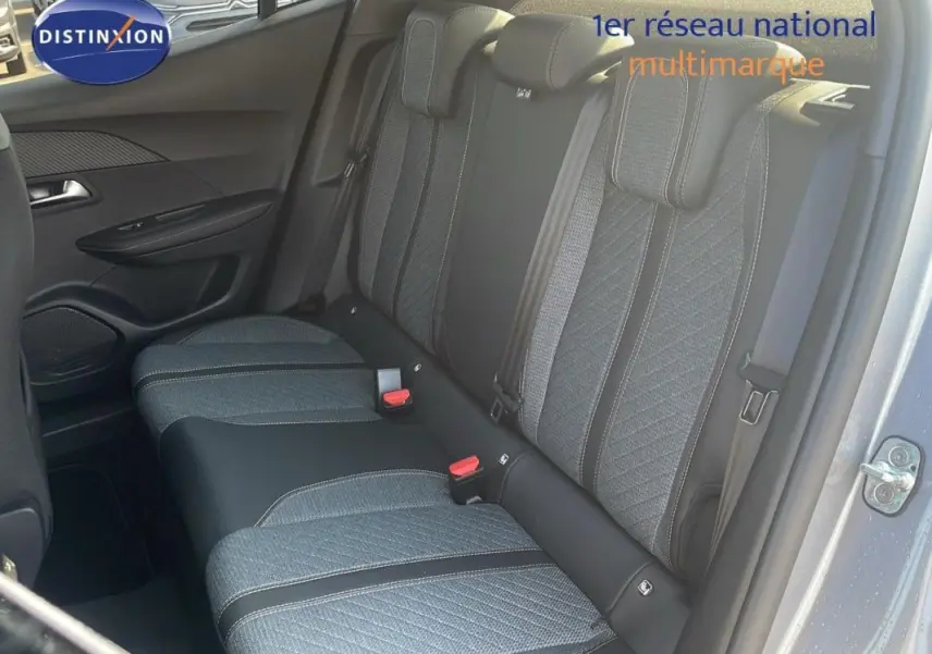 Vue intérieure côté droit des sièges arrière gris du Peugeot 2008 1.2 Hybrid 145ch Allure, avec ceinture et porte ouvert.
