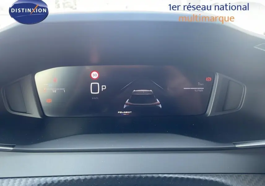 Affichage numérique du tableau de bord du Peugeot 2008 gris, montrant la vitesse à 0 km/h et indicateurs hybrides.