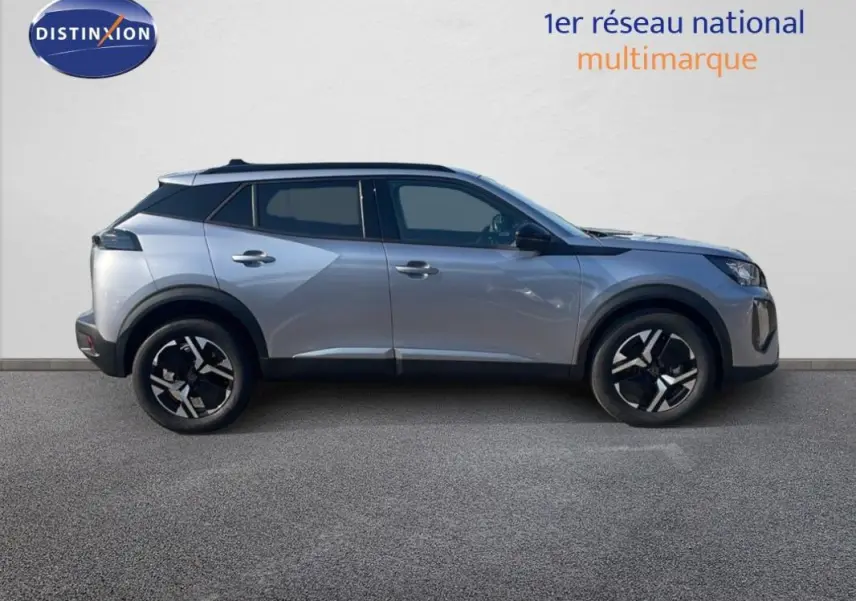Peugeot 2008 gris vue de profil côté gauche, avec jantes aluminium et toit noir contrasté.