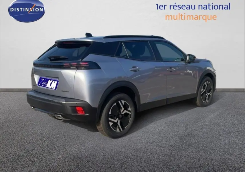 Vue 3/4 arrière droite d’un Peugeot 2008 gris 2025 avec jantes aluminium et feux arrière LED distinctifs.