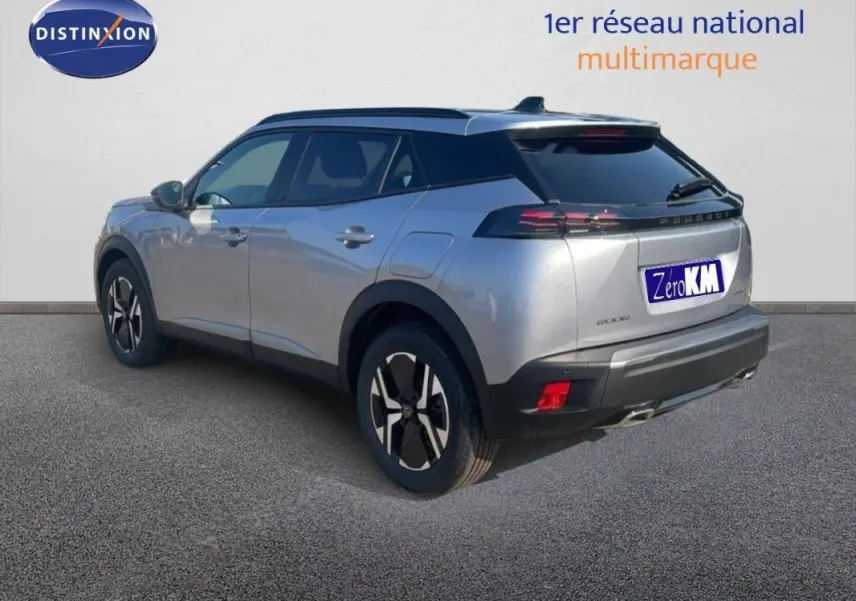 Vue 3/4 arrière droite d'un Peugeot 2008 gris avec toit noir et jantes aluminium au design moderne.