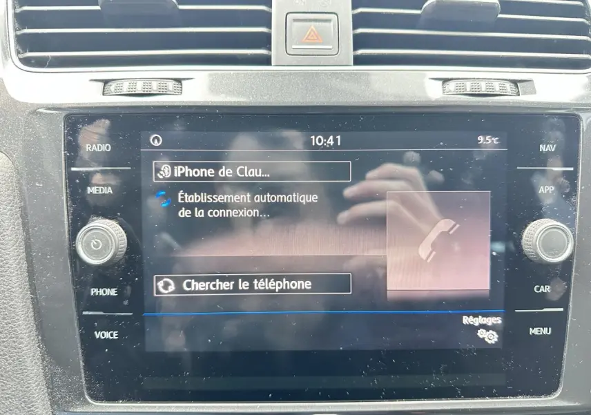 Écran tactile central du système infotainment Volkswagen Golf VII gris foncé, affichant la connexion Bluetooth.