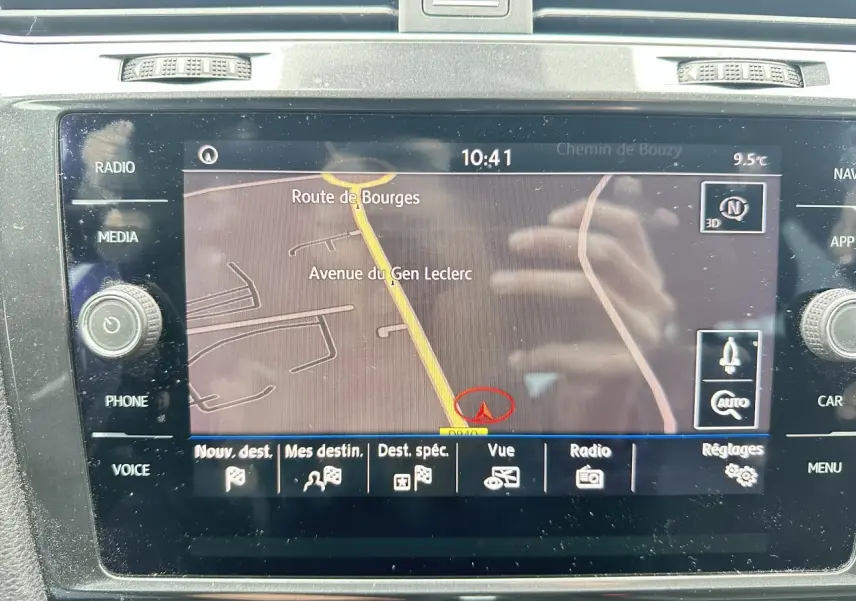 Écran de navigation tactile du Volkswagen Golf VII gris foncé, affichant une carte routière en intérieur.