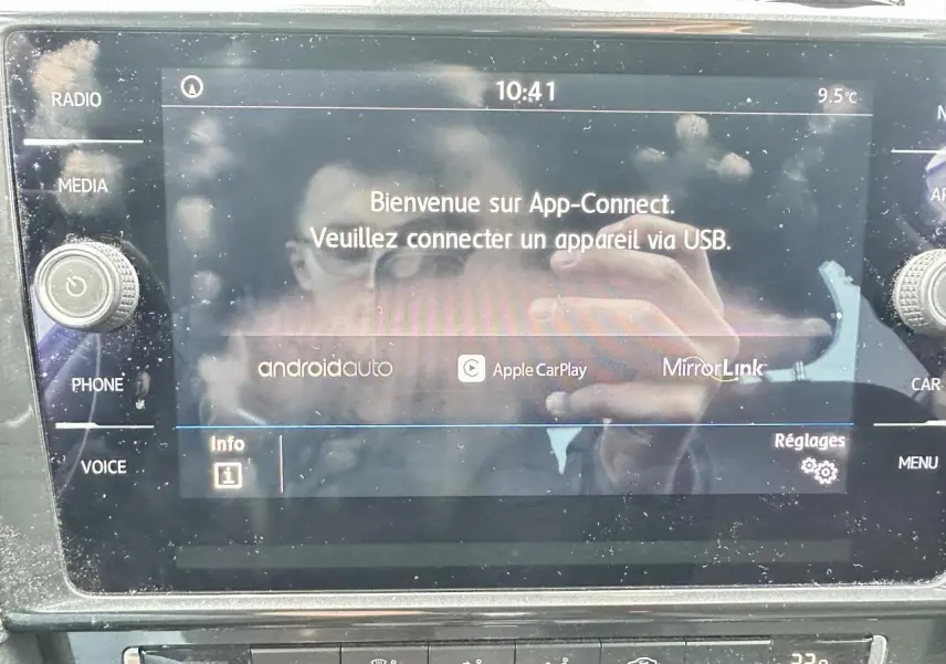 Écran tactile central du système infotainment de la Volkswagen Golf VII gris foncé, affichant App-Connect.