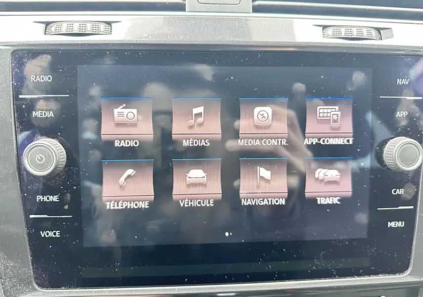 Écran tactile central du système infotainment de la Volkswagen Golf VII, affichant les options multimédia et navigation.