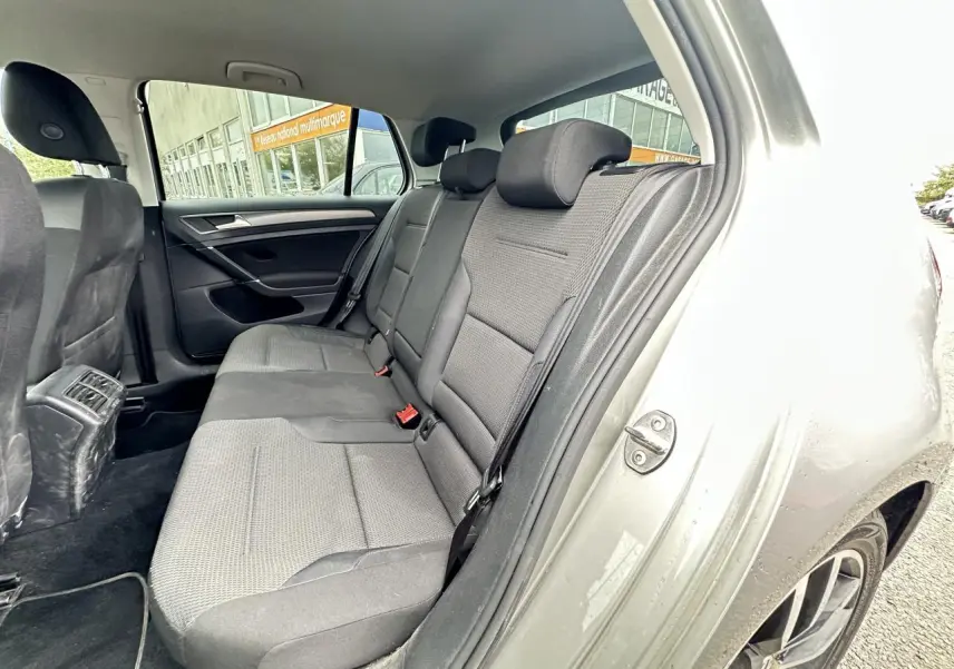 Vue côté droit arrière sur la banquette grise foncée et les jantes alliage 17'' de la Volkswagen Golf VII 2018.