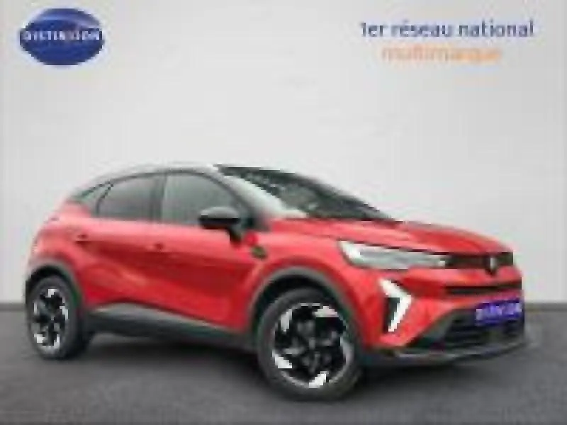 Vue 3/4 avant droite du Renault Captur rouge flamme nacré avec jantes alliage noires et toit noir.