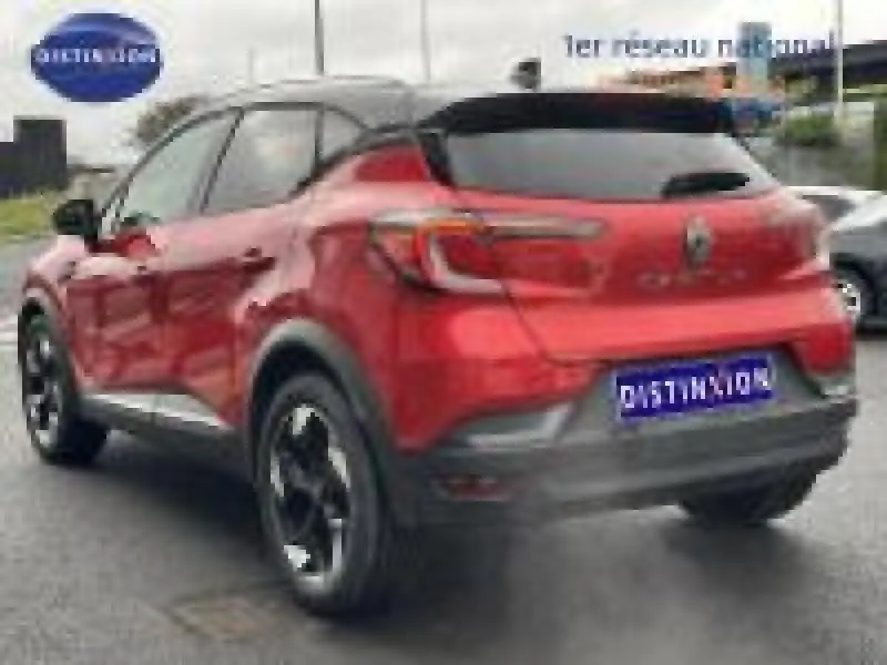 Vue 3/4 arrière droite du Renault Captur 2025 rouge Flamme nacré avec jantes alu noires et toit noir contrasté.