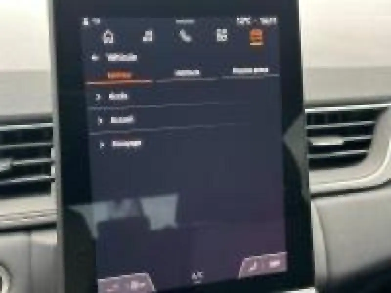 Écran tactile central du tableau de bord du Renault Captur 2025, affichant le menu des réglages, intérieur gris.