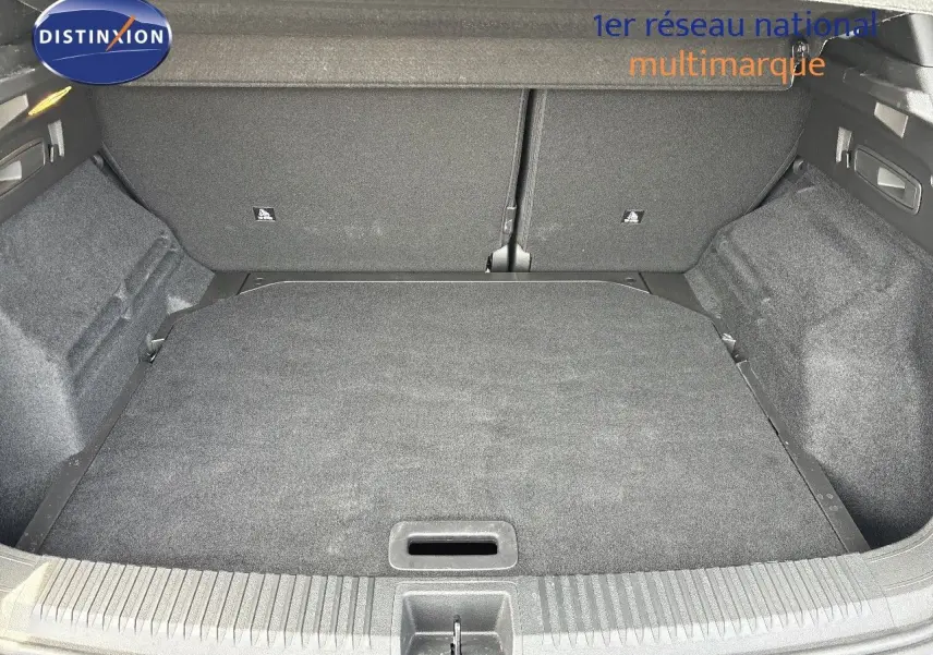 Coffre spacieux et vide du Renault Austral 2024, vue de l'arrière avec revêtement gris foncé.