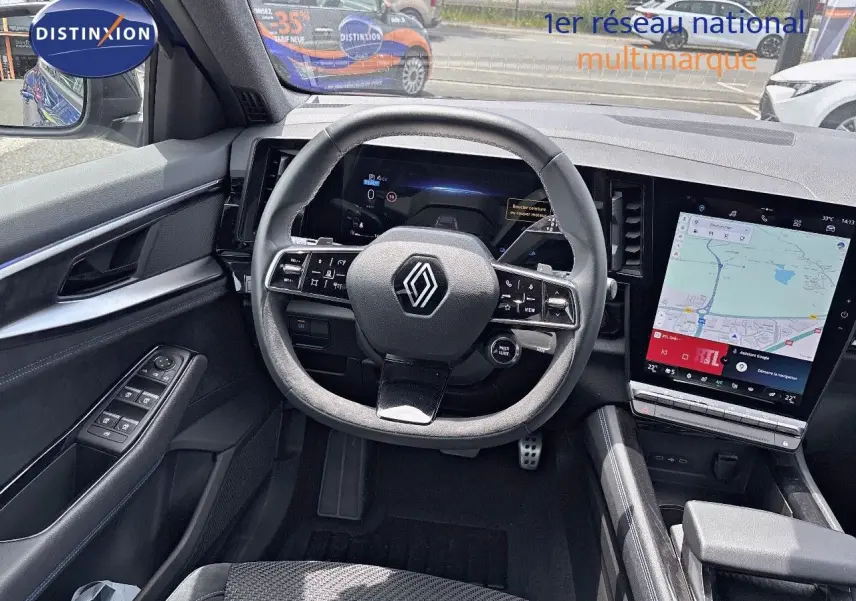 Intérieur du Renault Austral 2024, vue du poste de conduite avec volant multifonction et écran tactile central.