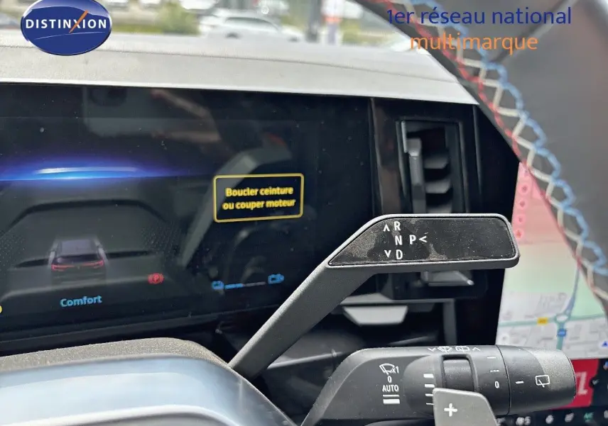 Le levier de vitesses automatique et le tableau de bord numérique du Renault Austral bleu Iron Metal avec toit noir.