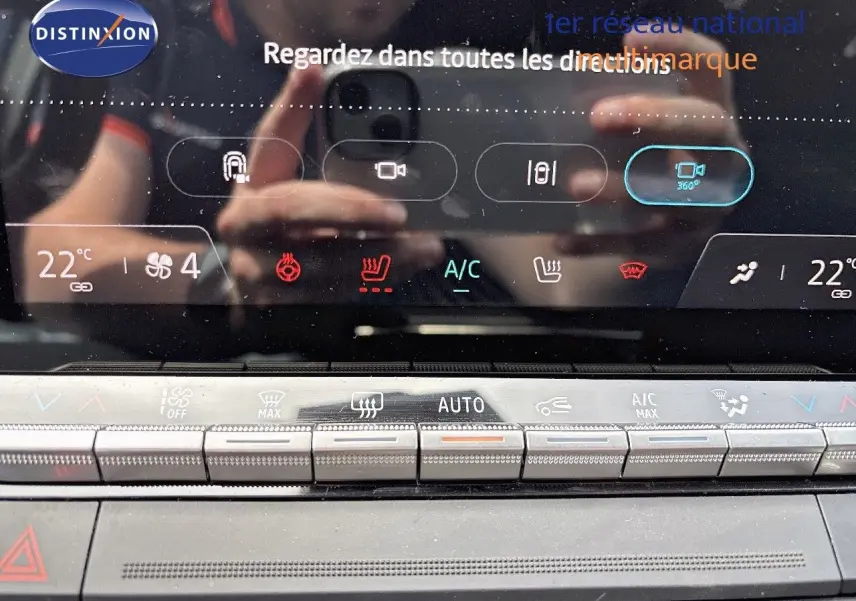 Gros plan sur la console centrale tactile du Renault Austral 2024 hybride, affichant la climatisation et les commandes chauffantes.