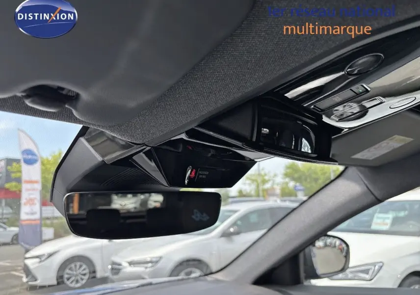 Vue intérieure du rétroviseur central et du plafonnier du Renault Austral 2024 bleu Iron Metal avec toit noir.