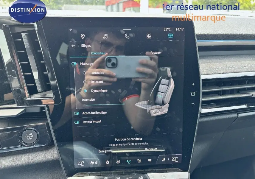 Écran tactile central du Renault Austral 2024 affichant les réglages de massage siège côté passager, intérieur noir moderne.