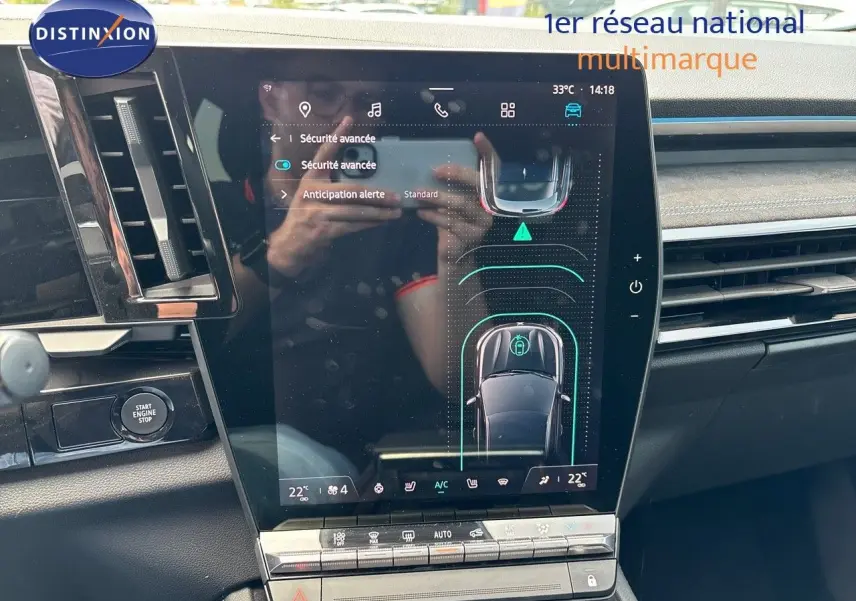 Écran tactile central du tableau de bord du Renault Austral 2024, affichant les réglages de sécurité avancée.