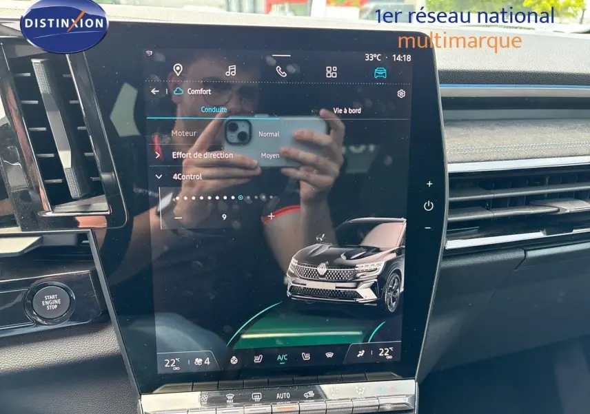 Écran tactile central du Renault Austral 2024 montrant une vue 3/4 avant du SUV bleu Iron Metal avec toit noir.