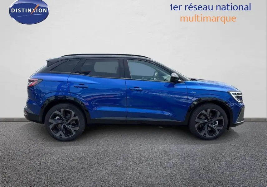 Profil droit du Renault Austral 2024 hybride en bleu Iron Metal avec toit noir et jantes noires distinctives.