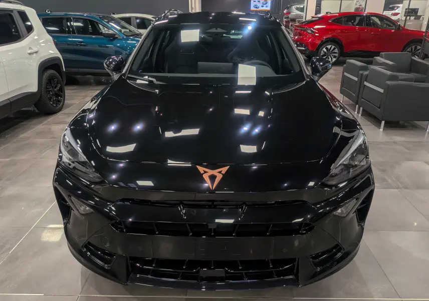 Vue 3/4 avant droite d'un CUPRA Formentor eHybrid noir minuit, avec jantes noires et intérieur sombre visible.