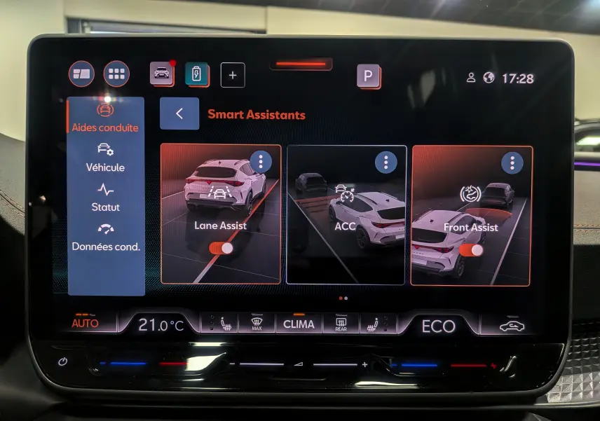 Écran tactile intérieur affichant les assistants de conduite du CUPRA Formentor eHybrid 2025 avec interface moderne et commandes climatiques.