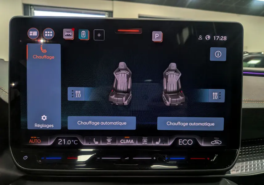 Écran tactile intérieur du CUPRA Formentor eHybrid 2025 montrant les réglages de chauffage des sièges avant en vue frontale.