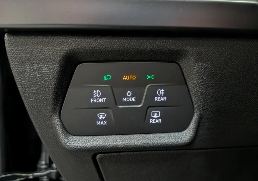 Panneau de commandes d’éclairage et désembuage en noir mat dans l’habitacle du Cupra Formentor eHybrid 2025.