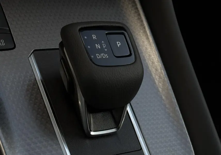 Gros plan sur le levier de vitesses automatique noir dans l’habitacle du Nissan Qashqai 2025.