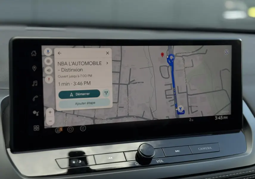 Écran tactile central du Nissan Qashqai 2025 affichant la navigation avec itinéraire et commandes multimédia en dessous.