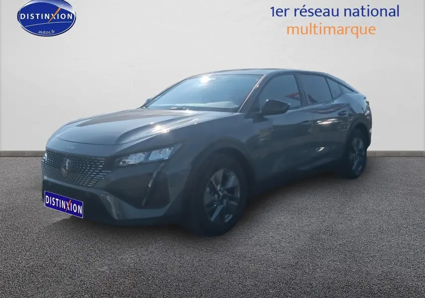 Peugeot 408 Hybrid 145 allure gris sellenium en 3/4 avant droit, avec jantes alu et vitres teintées.