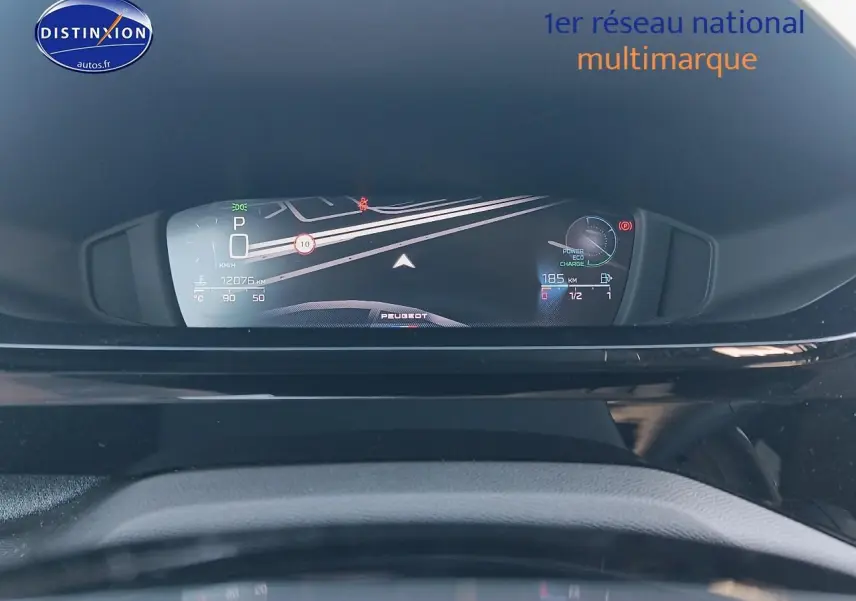Tableau de bord numérique de Peugeot 408 Hybrid 145 allure e-dcs6, affichage multifonction en vue frontale.