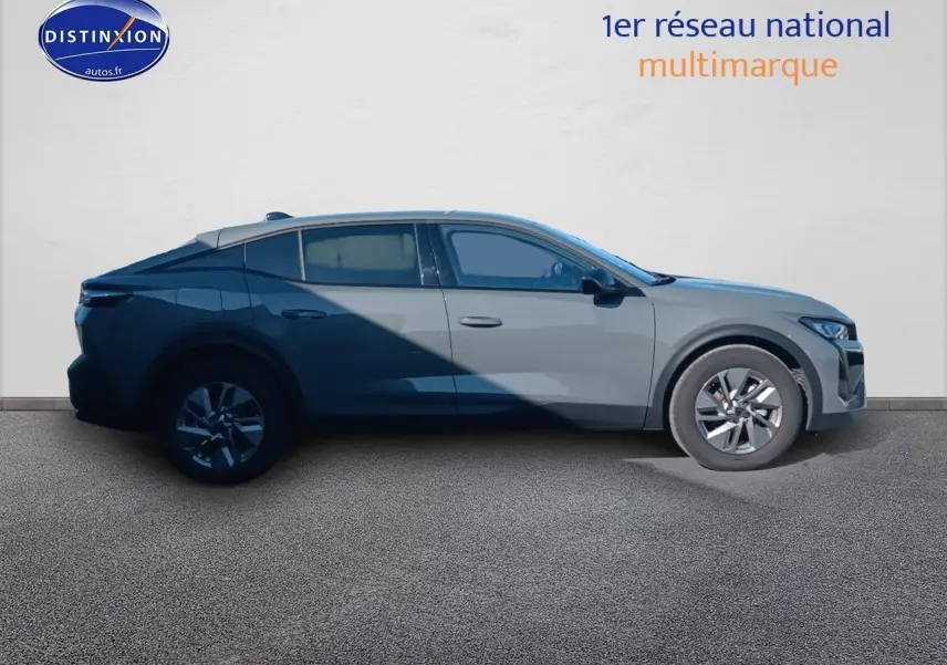 Profil droit de la Peugeot 408 Hybrid 145 allure gris sélénite avec jantes alu et vitres surteintées.