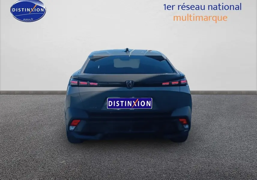 Vue arrière d'une Peugeot 408 Hybrid 145 allure gris sélénite avec feux arrière LED allumés sur fond neutre.