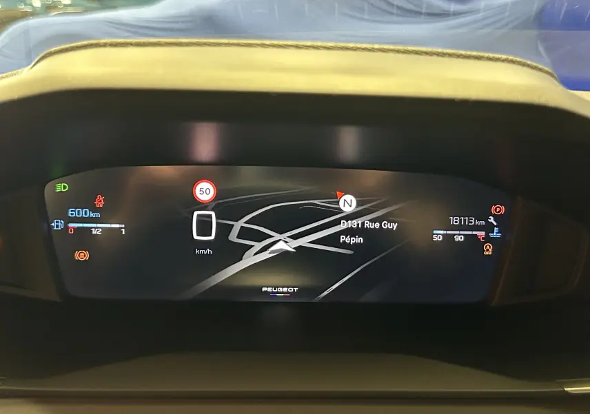 Tableau de bord numérique de Peugeot 208 gris Selenium affichant la navigation GPS et les informations de conduite.