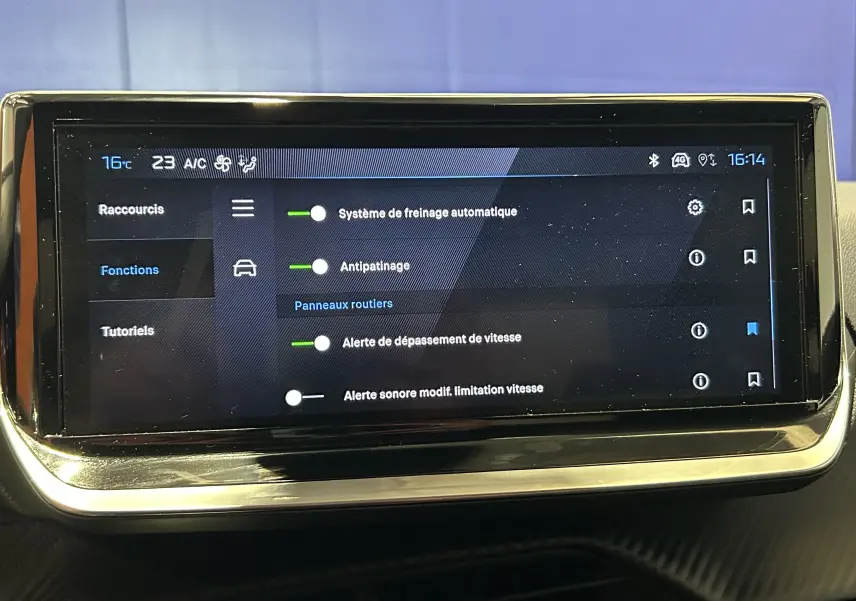 Écran tactile central de la Peugeot 208 Turbo 100 BVM6 Allure affichant les réglages d’aides à la conduite.