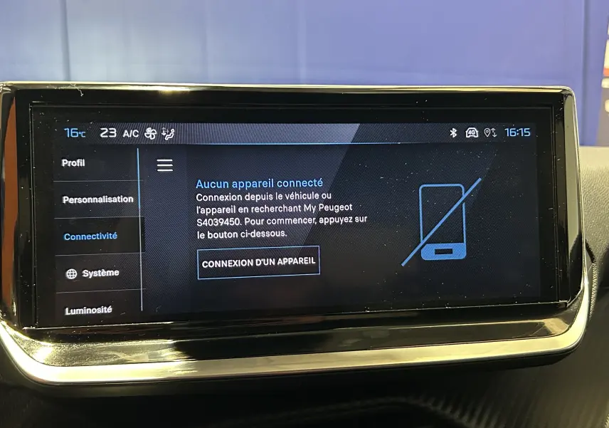 Écran tactile central de la Peugeot 208 2025 affichant le menu de connectivité sans appareil connecté, intérieur noir.