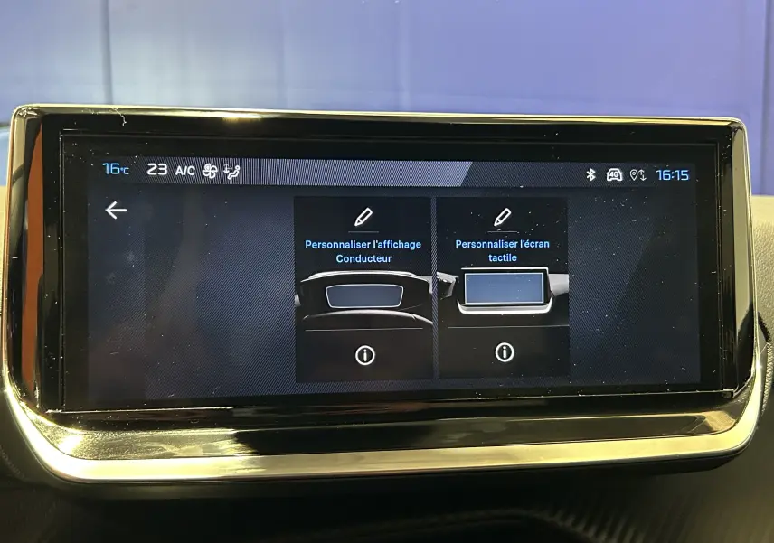Écran tactile central de la Peugeot 208 Turbo 100 BVM6 Allure affichant les options de personnalisation conducteur et écran.