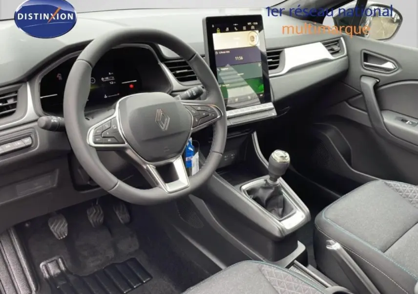 Intérieur du Renault Captur 2025 en vue avant côté conducteur, volant cuir multifonctions et écran tactile vertical.