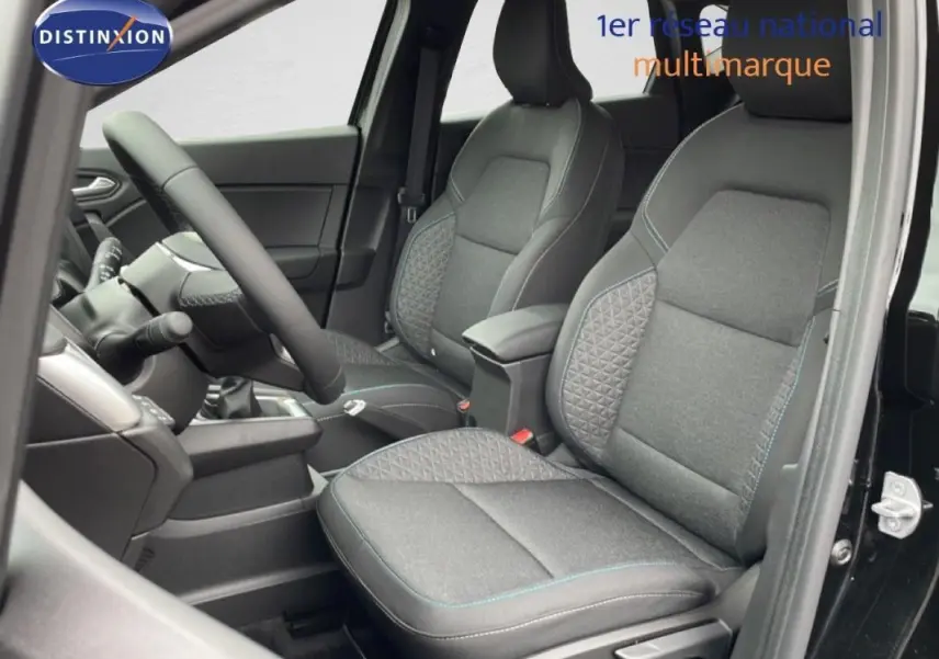 Vue intérieure côté conducteur du Renault Captur noir 2025, mettant en valeur les sièges chauffants et le volant multifonctions cuir.