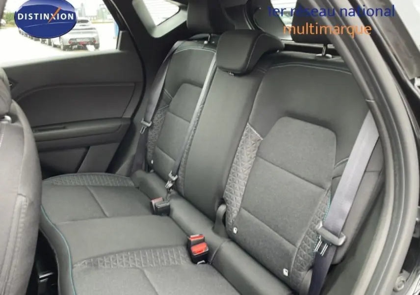 Vue intérieure arrière droite des sièges noirs du Renault Captur 2025, avec ceintures de sécurité visibles.