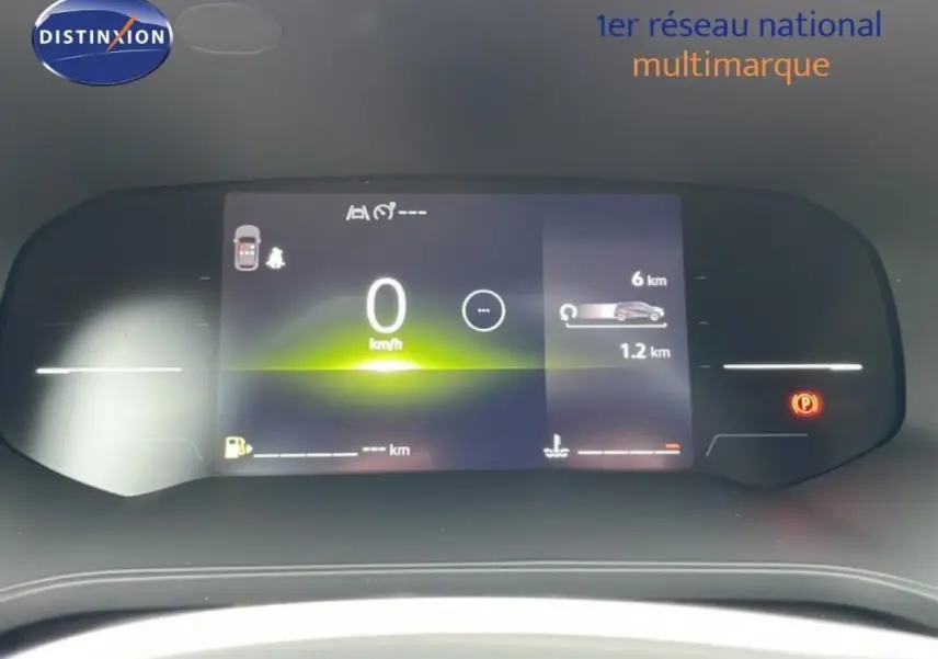 Tableau de bord numérique du Renault Captur 2025 affichant la vitesse à 0 km/h, vu de face en intérieur.