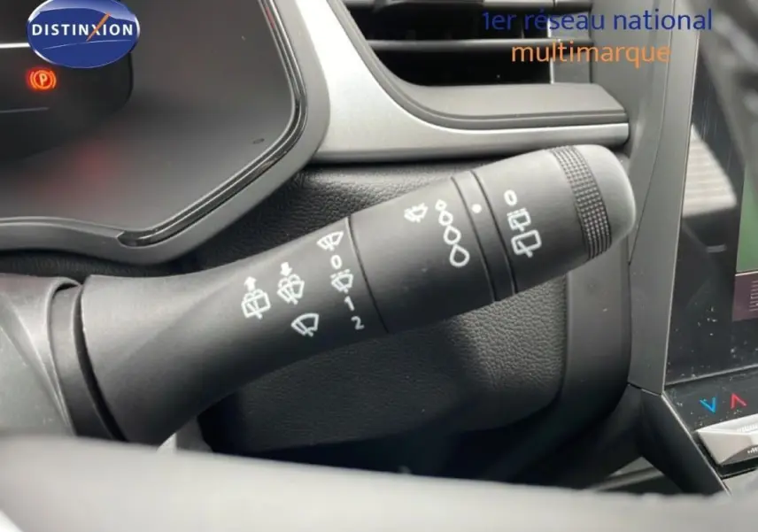 Gros plan sur la commande des essuie-glaces dans l'habitacle du Renault Captur noir, version 2025.