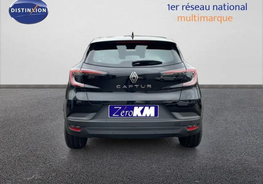 Vue arrière d'un Renault Captur noir 2025 avec feux LED et logo bien visibles sur fond neutre.