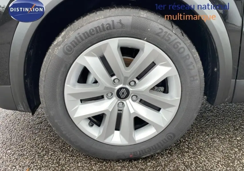 Gros plan sur la roue avant gauche du Renault Captur noir 2025, mettant en valeur la jante argentée et le pneu Continental.