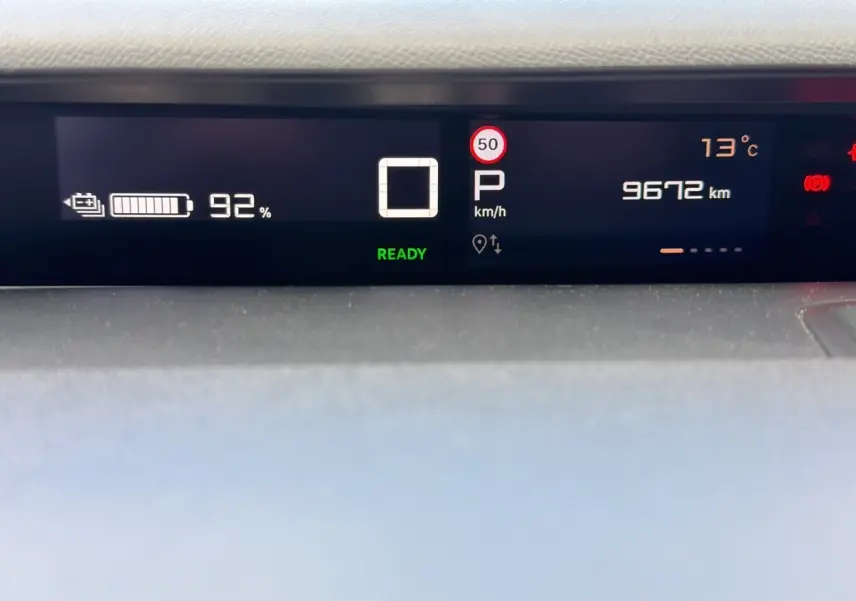 Affichage multifonctions numérique du tableau de bord de la Citroën C3 Aircross électrique, indiquant 92% batterie et 9672 km.
