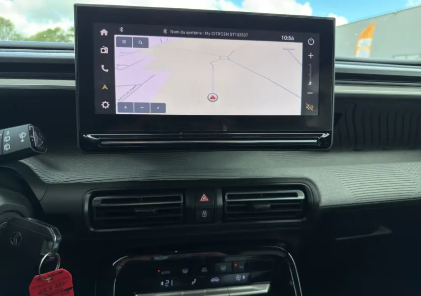 Vue intérieure du tableau de bord de la Citroën C3 Aircross électrique 2025 avec écran tactile de navigation 10,25 pouces.