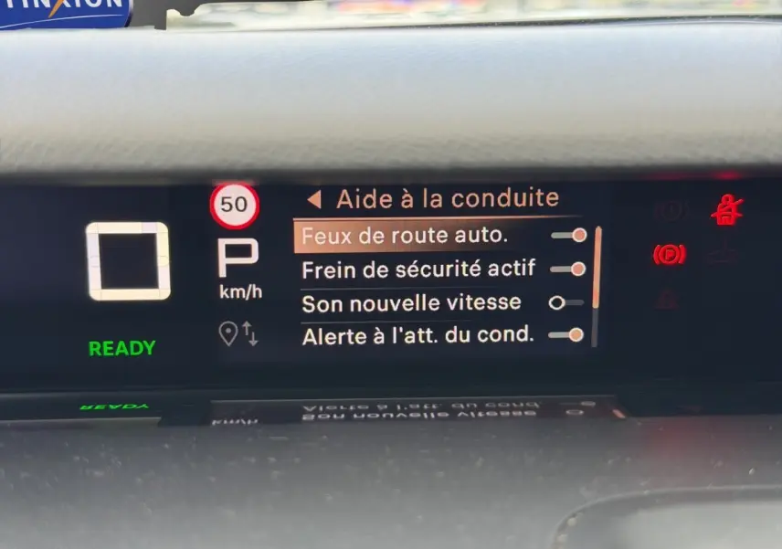 Affichage multifonctions 10,25 pouces du tableau de bord de la Citroën C3 Aircross électrique gris foncé, vue frontale.