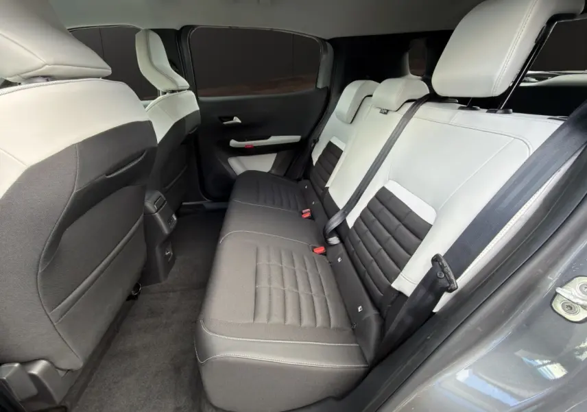 Vue côté droit de la banquette arrière bicolore noire et blanche du Citroën C3 Aircross électrique gris foncé 2025.