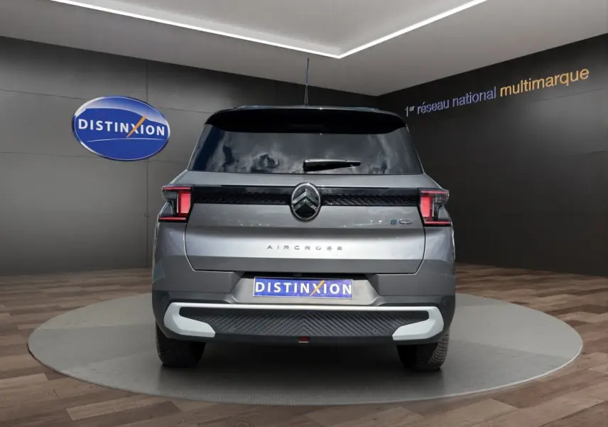 Vue arrière d'un Citroën C3 Aircross électrique gris foncé avec feux LED et logo central noir brillant.
