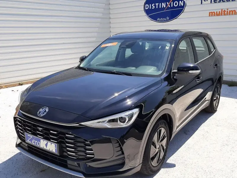 MG ZS 1.5 L Hybrid+ 2026 en Pebble Black, vue 3/4 avant droit avec calandre large et phares LED distinctifs.